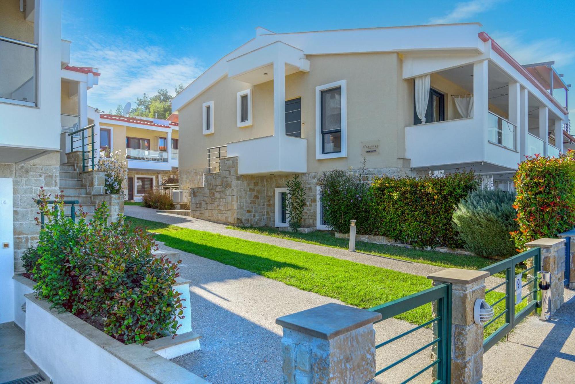 Elpiniki Luxury Apartments Nea Poteidaia Exterior foto